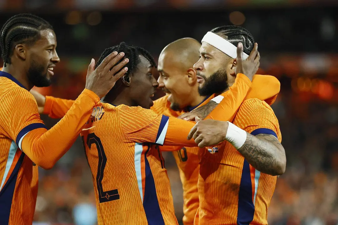 El jugador Memphis Depay (d) celebra un gol durante el partido amistos que han jugado Pa&iacute;ses Bajos e Islandia en Rotterdam,EFE/EPA/MAURICE VAN STEEN