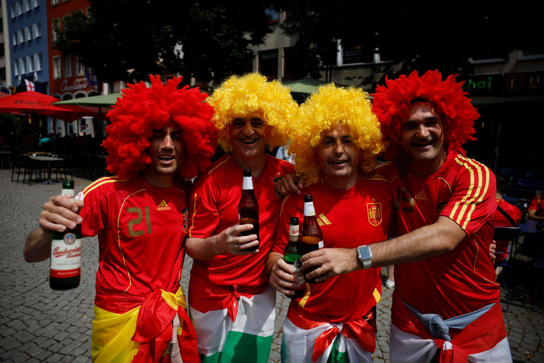 Seguidores de la selección de fútbol de España en una zona de aficionados este domingo en Colonia, Alemania, horas antes del partido que les va a enfrentar a Georgia en los octavos de final de la Eurocopa 2024. EFE/Alberto Estevez