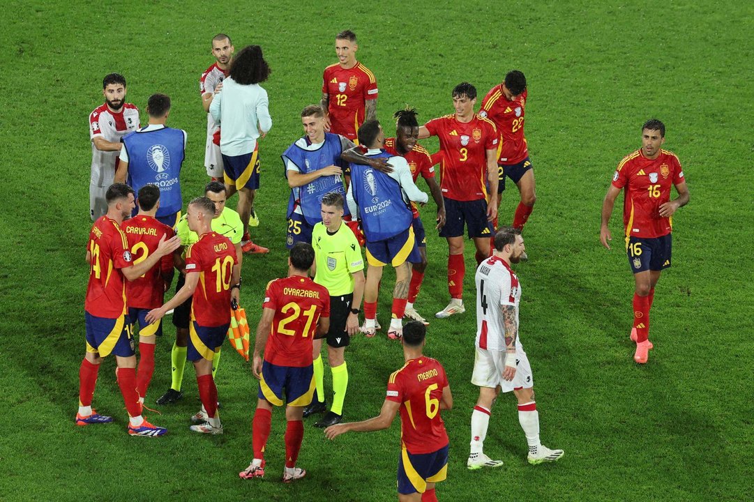 Los jugadores de españa celebran el pase a cuartos tras el el partido que han jugado España y Georgia jugado en Colonia, Alemania. EFE/EPA/MOHAMED MESSARA