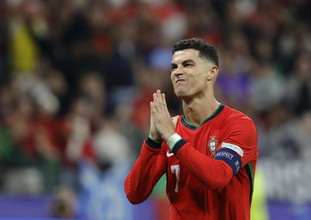 - Cristiano Ronaldo, de Portugal, pide perdón durante el partido de octavos de final de la Eurocopa 2024 entre Portugal y Eslovenia s en Frankfurt Main (Alemania). EFE/EPA/ Ronald Wittek