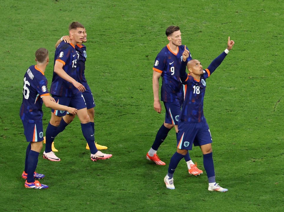 El neerlandés Donyell Malen (d) celebra el 3-0 durante el partido de octavos de la Eurocopa 2024 que han jugado Rumanía y Países Bajos en Múnich, Alemania. EFE/EPA/GEORGI LICOVSKI