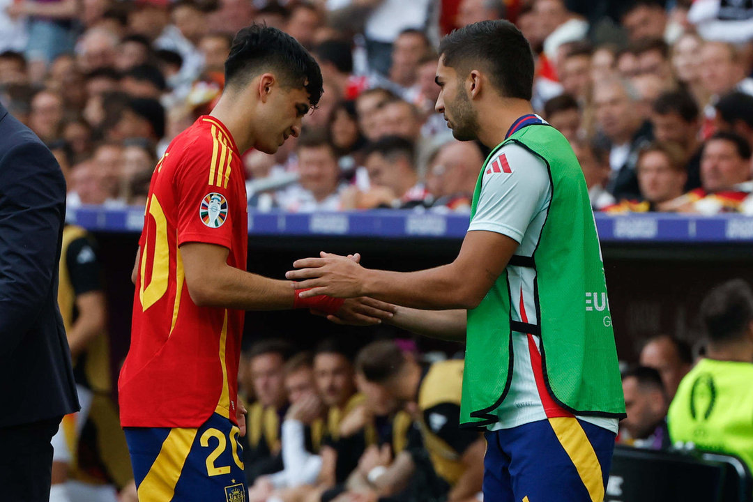 El centrocampista de España Pedro González "Pedri", se retira lesionado durante el partido de cuartos de final de la Eurocopa entre España y Alemania, este viernes en Stuttgart. EFE/ JJ Guillén