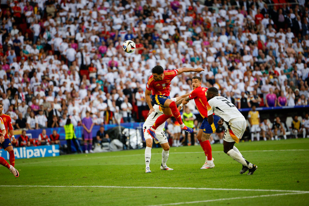 El centrocampista de España Mikel Merino (i) remata para conseguir el segundo gol de su equipo, durante el partido de cuartos de final de la Eurocopa entre España y Alemania, este viernes en Stuttgart. EFE/ Alberto Estévez