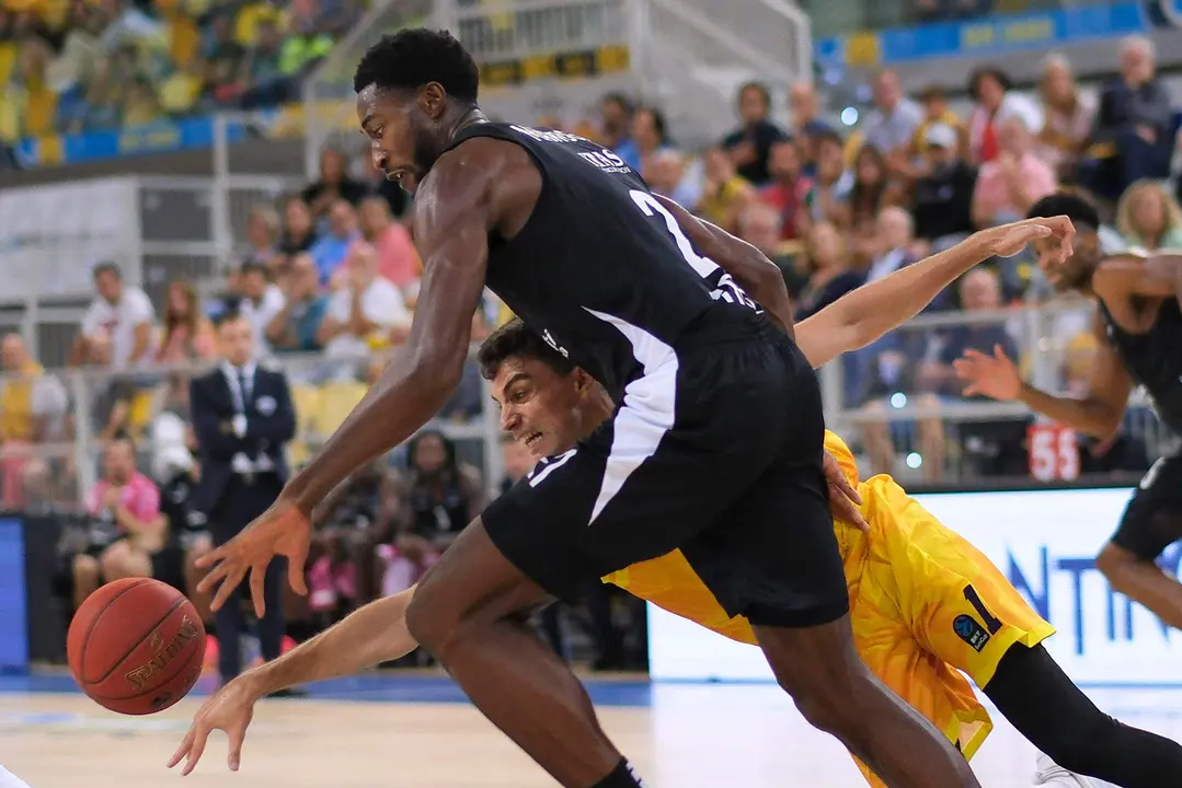 Carlos Aloc&eacute;n (d) y Selom Mawugbe (i), jugadores del Dream Gran Canaria y del Dolomiti Energ&iacute;a Trento italiano, durante el partido correspondiente a la primera jornadade la fase de grupos de la Eurocopa, que ambos equipos han disputado en el Gran Canaria Arena de la capital grancanaria. EFE/&Aacute;ngel Medina G.