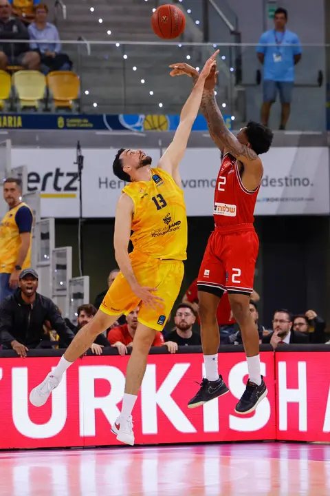 El alero franc&eacute;s de Gran Canaria, Pierre Pelos (i), defiende el lanzamiento del jugador del Hapoel Tel Aviv durante el segundo partido de la final de la Eurocopa que Dreamland Gran Canaria y Hapoel Tel Aviv disputan este viernes en Las Palmas. EFE/Elvira Urquijo