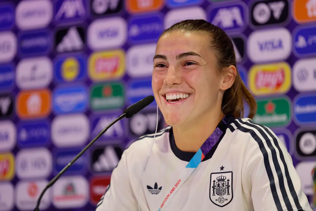 La centrocampista de la selecci&oacute;n espa&ntilde;ola Patri Guijarro ofrece una rueda de prensa este mi&eacute;rcoles en Berna (Suiza), previa al primer partido de grupos que disputan las espa&ntilde;olas ma&ntilde;ana ante Portugal en el marco de la Eurocopa Femenina 2025. EFE/ Ana Escobar