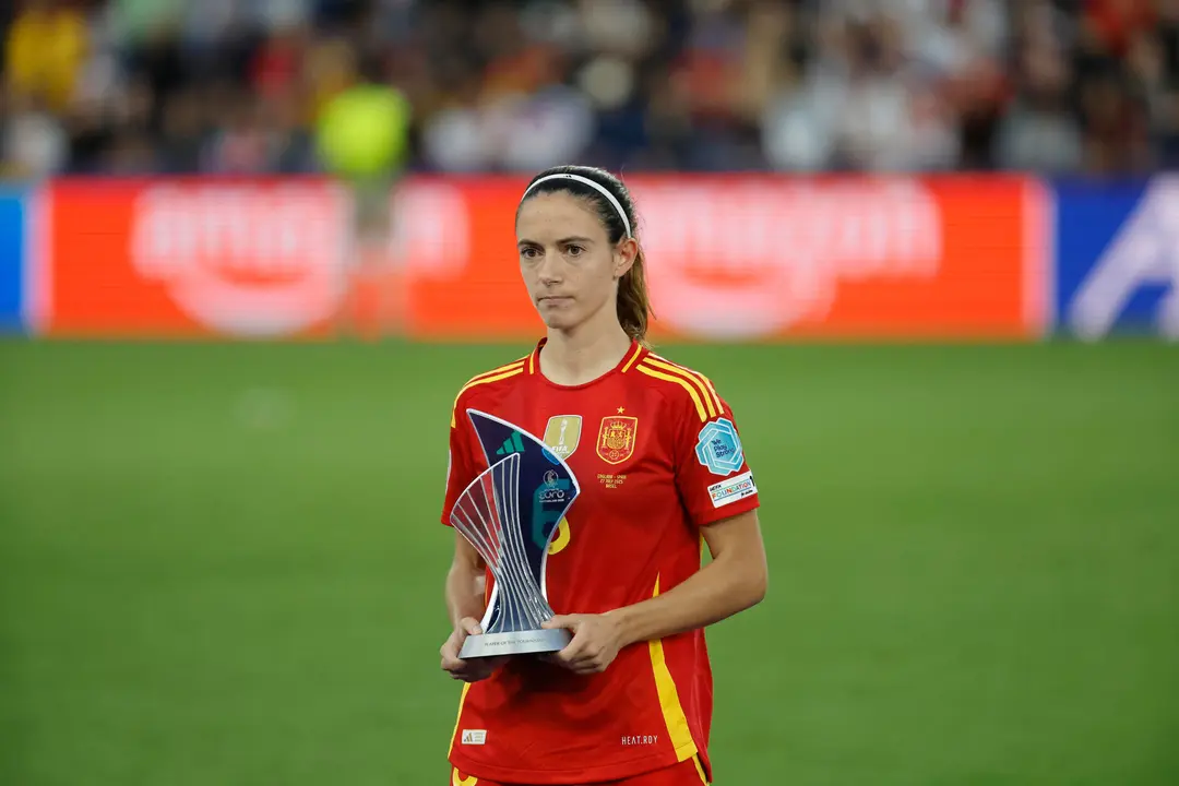 La jugadora de la selecci&oacute;n espa&ntilde;ola, Aitana Bonmat&iacute;, tras recibir el trofeo como &acute;mejor jugadora del torneo&acute;, a la finalizaci&oacute;n del encuentro correspondiente a la final de la Eurocopa Femenina 2025 que han disputado este domingo frente a Inglaterra en el St. Jakob Park de Basilea (Suiza). EFE/ Ana Escobar.