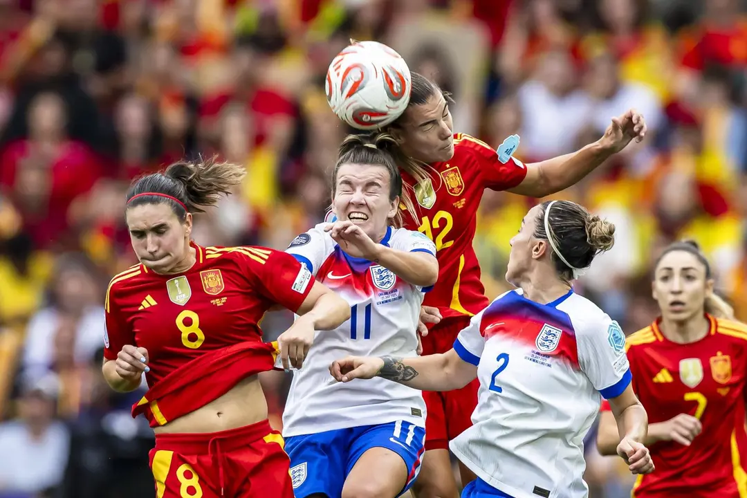 Jugadoras de Espa&ntilde;a e Inglaterra en una acci&oacute;n del partido. (Espa&ntilde;a, Suiza, Basilea) EFE/EPA/MICHAEL BUHOLZER