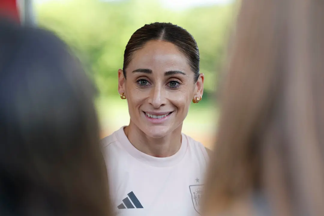 La jugadora de la selecci&oacute;n espa&ntilde;ola, Esther Gonz&aacute;lez, durante la rueda de prensa que ha ofrecido hoy jueves en Lausana, previa a la final que disputan el pr&oacute;ximo domingo frente a Inglaterra. EFE / Ana Escobar.
