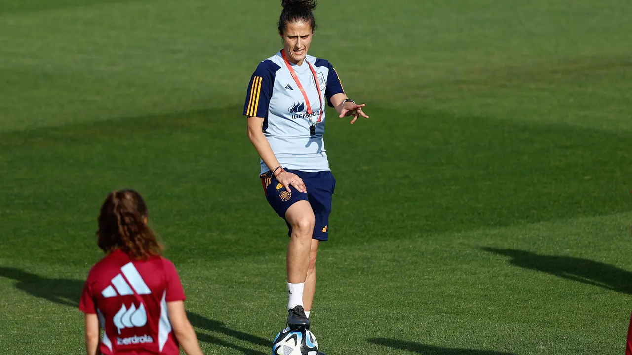 La entrenadora de la selecci&oacute;n espa&ntilde;ola, Montse Tom&eacute;, dirige un entrenamiento, antes de su un doble partido de clasificaci&oacute;n para la Euro 2025 ante Dinamarca. EFE/ Rodrigo Jim&eacute;nez