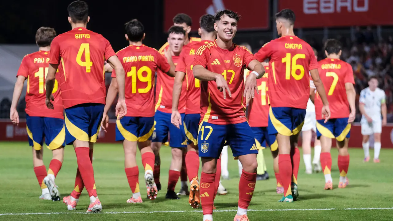 El jugador de la selecci&oacute;n espa&ntilde;ola sub-21 &Aacute;ngel Ortiz celebra uno de los goles conseguidos durante el encuentro amistoso que disputan hoy viernes frente a Noruega en el estadio Pedro Escart&iacute;n de Guadalajara. EFE / Nacho Izquierdo.