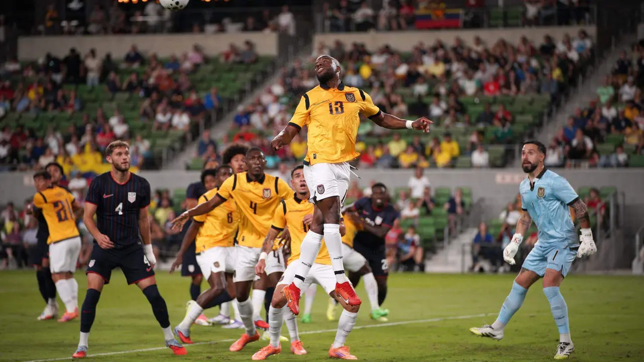 Enner Valencia (C) de Ecuador cabecea el bal&oacute;n durante el partido amistoso ante Estados Unidos en el Q2 Stadium en Austin, Texas, este viernes 10 de octubre de 2025. EFE/EPA/DUSTIN SAFRANEK